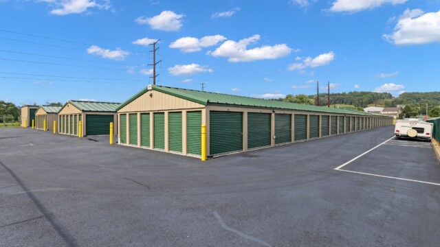 drive-up storage units at Kings 625 Self Storage near Bowmansville, PA